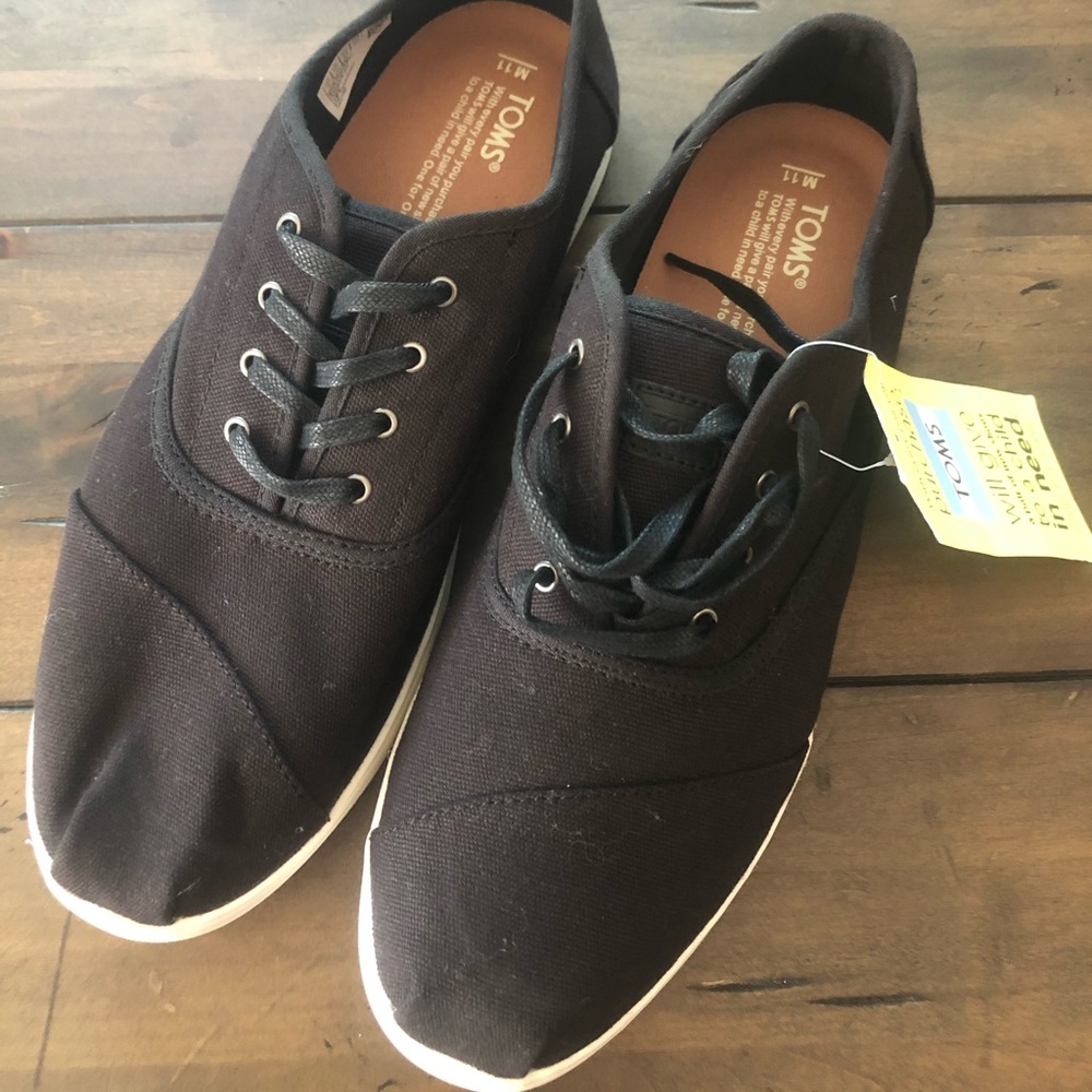 New Men’s canvas TOMS black size 11 NWT